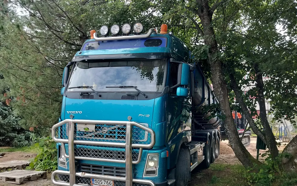 Liftmanin vaihtolava-auto työmaalla puiden katveessa